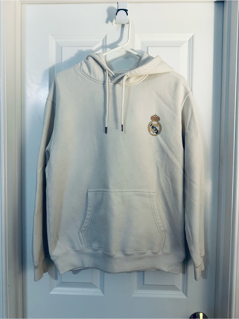 🍎 Real Madrid Cream Pullover Hoodie